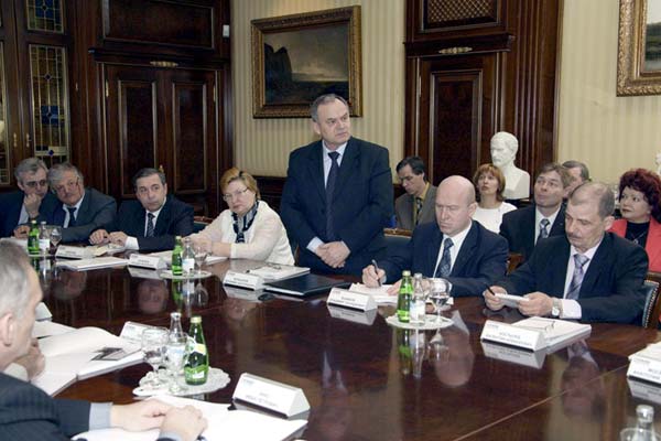 Согласно стратегии лидера Согласно стратегии лидера