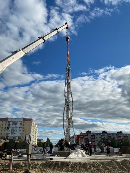 Сегодня в Усинске в строящемся в центре города сквере установили стелу "Пламя"