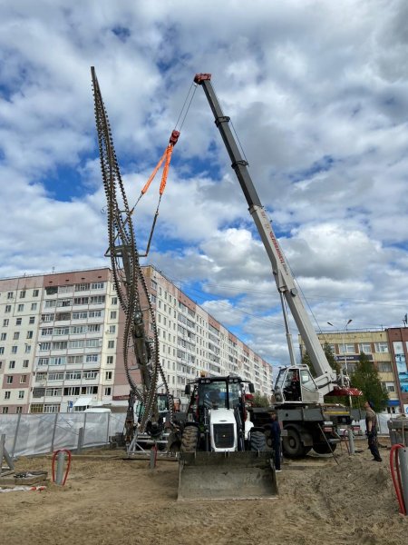 Сегодня в Усинске в строящемся в центре города сквере установили стелу "Пламя"