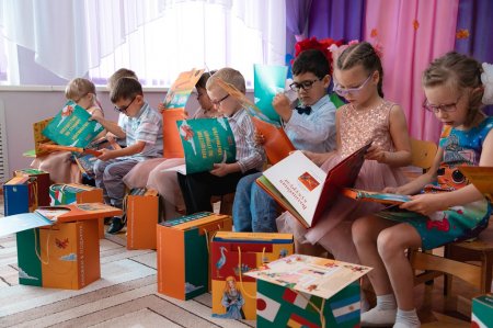 Воспитанникам специализированного детского сада в Усинске подарили особенные книги
