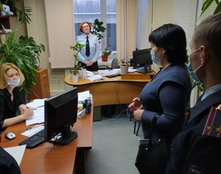В Усинске общественники проверили работу подразделения по вопросам миграции и РЭО ГИБДД