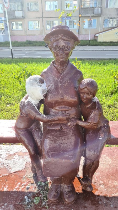 Памятник бабушке в Усинске сломали вандалы
