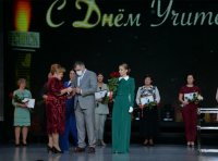 Учителей в Усинске поздравили праздничным концертом