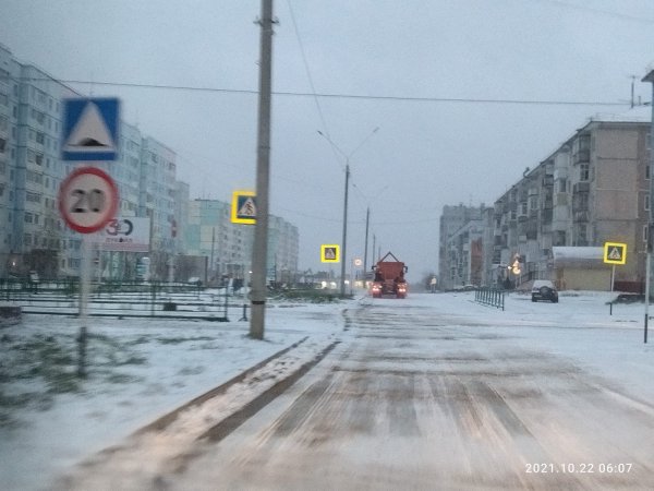 В Усинске начали подсыпать дороги антигололедным материалом