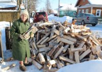 Пенсионерка "нагрелась" на дровах