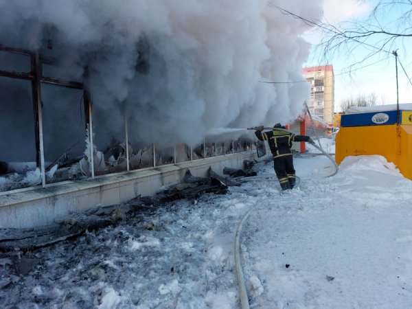 Пожар в усинском торговом центре "Северное Сияние" (видео)