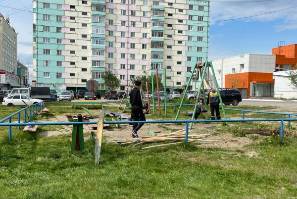 Во дворах Усинска начали устанавливать детские площадки