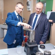 Антон Поздняков с заведующим лабораторией Алексеем Бондаренко участвуют в затворении цементного раствора Антон Поздняков с заведующим лабораторией Алексеем Бондаренко участвуют в затворении цементного раствора