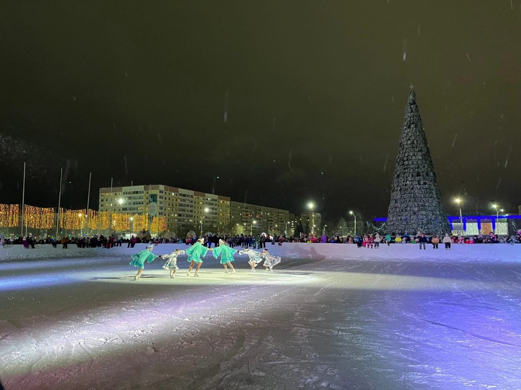 В Усинске открыли зимний городок! | 25.12.2022 | Усинск - БезФормата