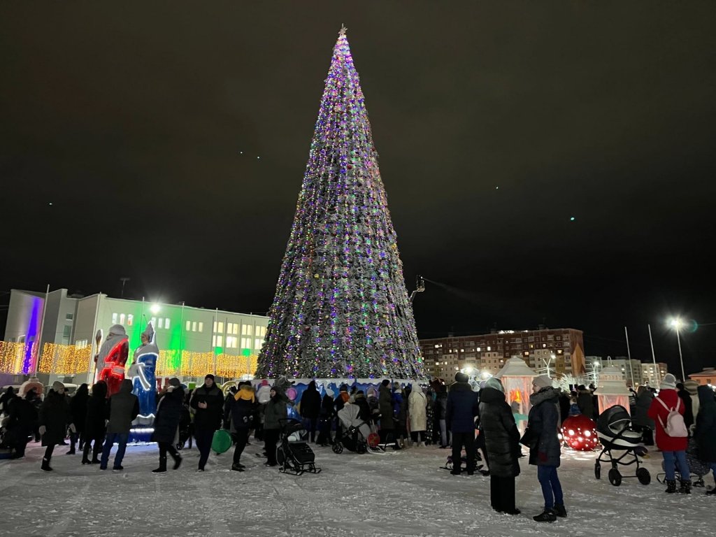 В Усинске открыли зимний городок! | 25.12.2022 | Усинск - БезФормата