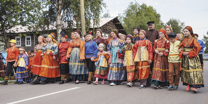 Сквозь века и поколения Сквозь века и поколения