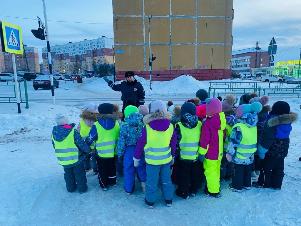 В Усинске прошла экскурсия по закреплению ПДД | 28.12.2023 | Усинск -  БезФормата