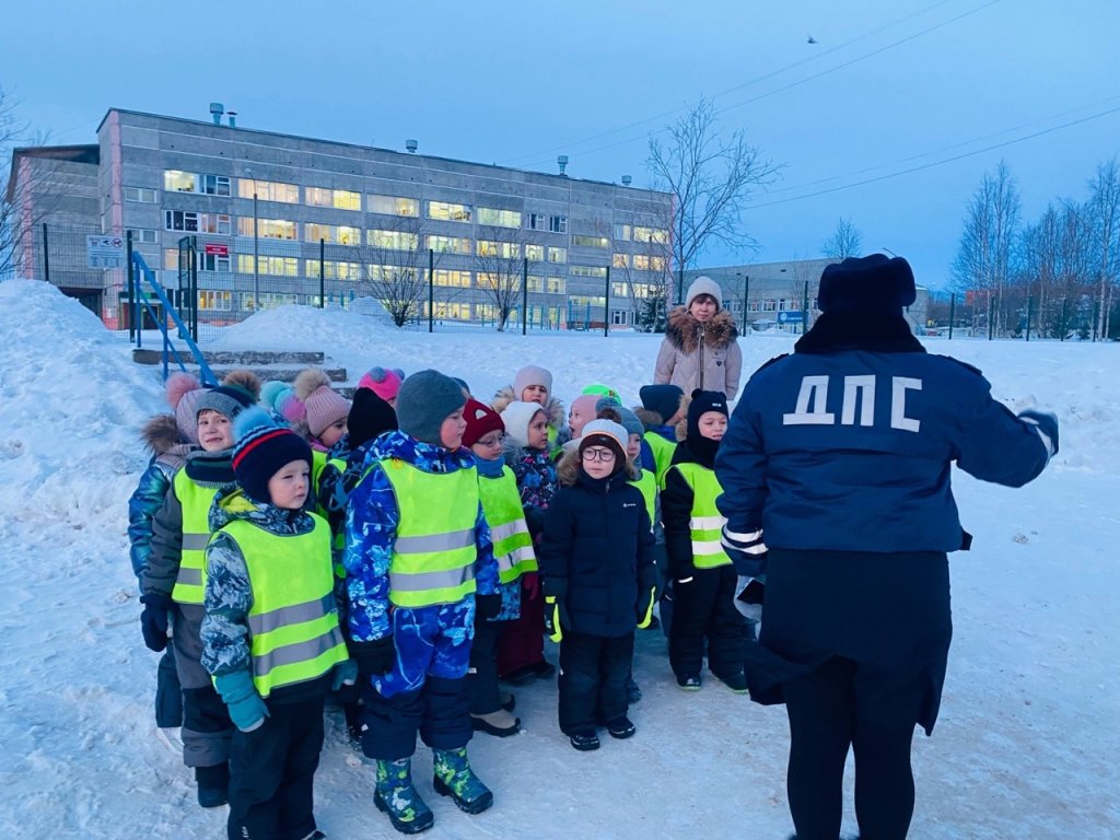 В Усинске прошла экскурсия по закреплению ПДД | 28.12.2023 | Усинск -  БезФормата