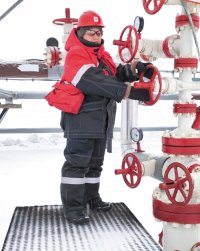 Оператор по добыче нефти, газа и конденсата Александр Маслов контролирует параметры работы скважины, отбивает динамический уровень Оператор по добыче нефти, газа и конденсата Александр Маслов контролирует параметры работы скважины, отбивает динамический уровень