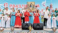 В кружевах листвы зеленой В кружевах листвы зеленой