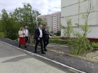 Усинский градоначальник проверил новые тротуары Усинский градоначальник проверил новые тротуары