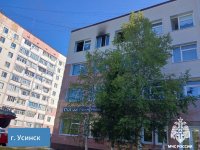 В Усинске загорелось здание на городской площади В Усинске загорелось здание на городской площади
