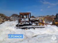 В Усинске на свалке загорелся бульдозер В Усинске на свалке загорелся бульдозер