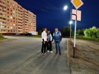 Новый тротуар освещен Новый тротуар освещен