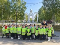 Госавтоинспекторы провели для учащихся начального звена школы № 4 г. Усинска пешую экскурсию Госавтоинспекторы провели для учащихся начального звена школы № 4 г. Усинска пешую экскурсию